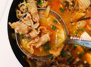 Hình của món Canh Kim chi Hàn Quốc  🥘 🍲.