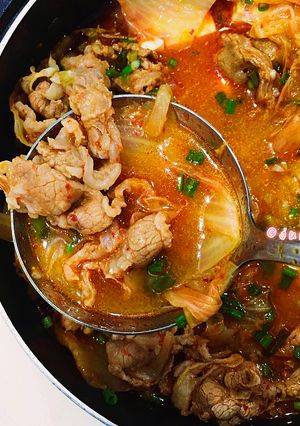 Hình của món Canh Kim chi Hàn Quốc 🥘 🍲.
