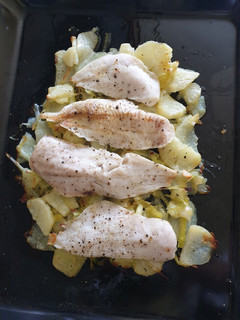 Una foto de Merluza con patatas y puerro al horno