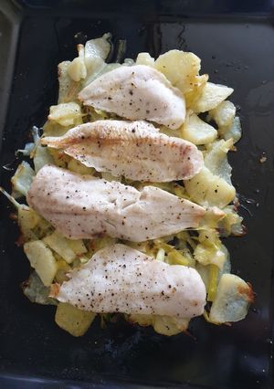 Una foto de Merluza con patatas y puerro al horno
