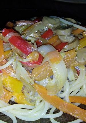 Una foto de Fideos con verduras