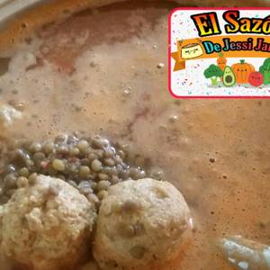 Sopa de lentejas con albóndigas de pollo
