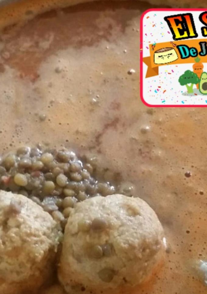 Una foto de Sopa de lentejas con albóndigas de pollo