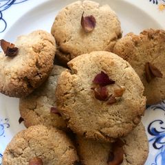 A picture of Rose and cardamom cookies - vegan.