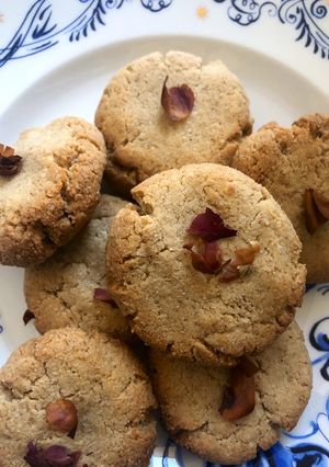A picture of Rose and cardamom cookies - vegan.