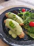 Rollitos de pollo con crema de aguacate y cilantro