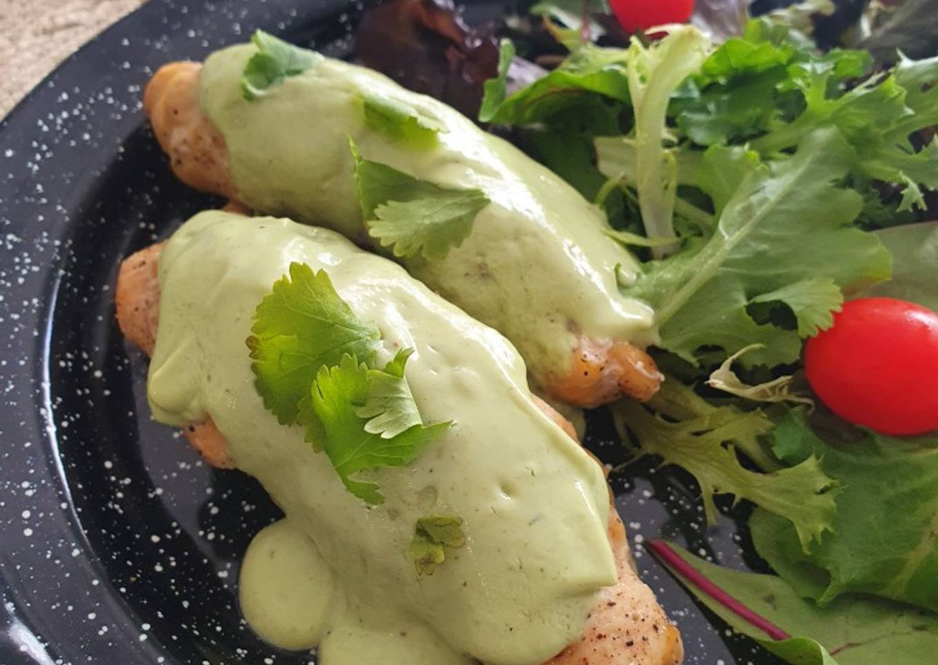 Rollitos de pollo con crema de aguacate y cilantro