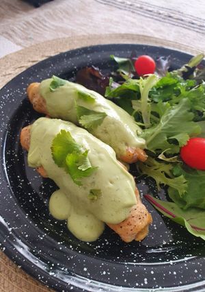 Una foto de Rollitos de pollo con crema de aguacate y cilantro
