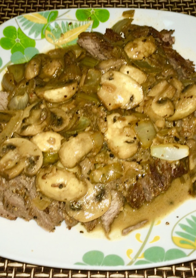 Una foto de Lomillo a la plancha con Salteado de Hongos