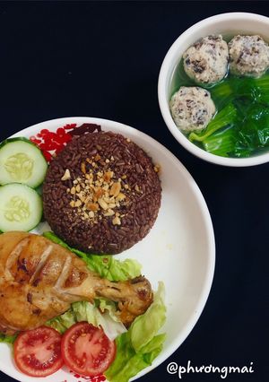 Hình của món Cơm đùi gà gạo lứt.