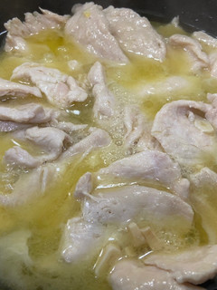 Una foto de Filetes de pollo en salsa de vino