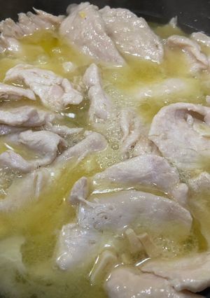 Una foto de Filetes de pollo en salsa de vino