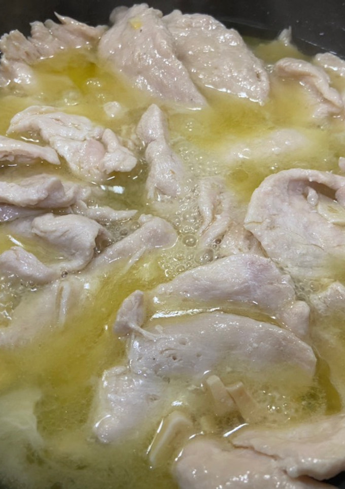 Una foto de Filetes de pollo en salsa de vino