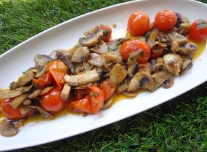 Foto de Cogumelos salteados com tomate cherry e coentros frescos