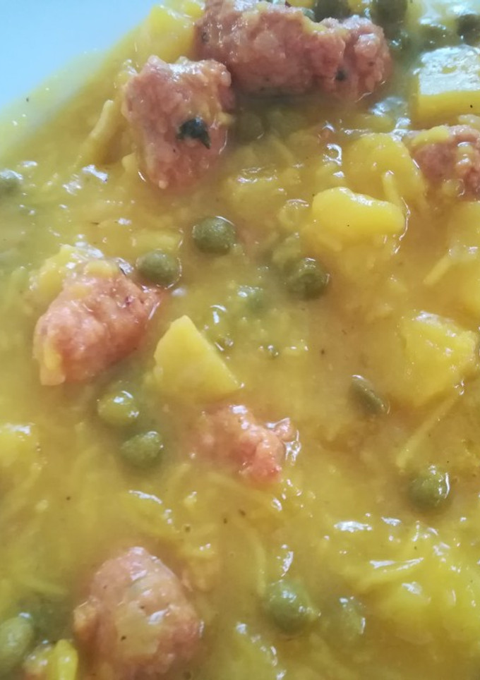 Una foto de Patata guisada con salchichas frescas de cerdo