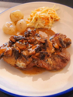 Una foto de Filete de ternera en salsa cremosa de champiñones y gorgonzola