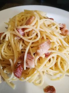 Una foto de Espaguetis a la carbonara (tradicional) sin nata