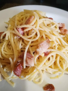 Una foto de Espaguetis a la carbonara (tradicional) sin nata