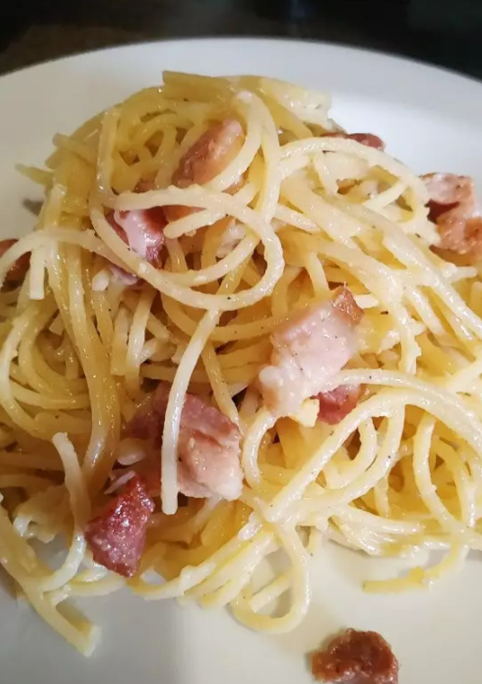 Una foto de Espaguetis a la carbonara (tradicional) sin nata