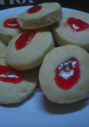 Una foto de Masitas de limon con corazón de frutilla.!