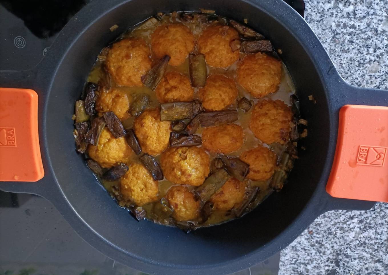 Albóndigas con huevo de codorniz y habas