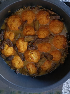 Una foto de Albóndigas con huevo de codorniz y habas