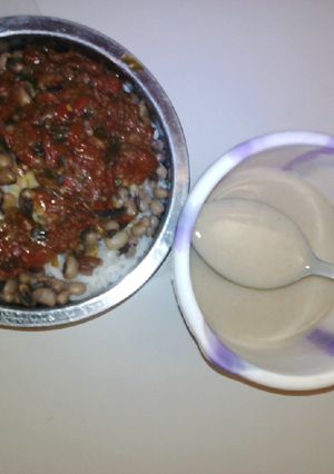 A picture of Shinkafa da wake da kunun tsamiya.
