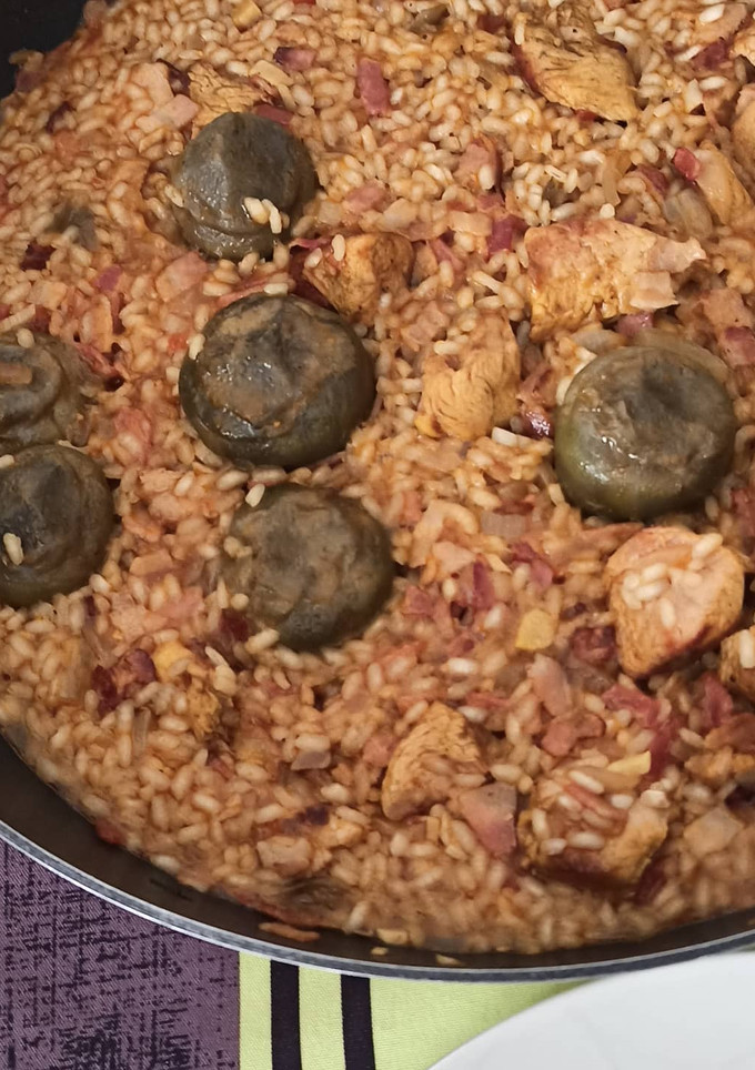Una foto de Arroz con alcachofas, solomillo de pavo y panceta ahumada