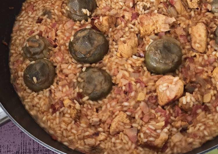Arroz con alcachofas, solomillo de pavo y panceta ahumada