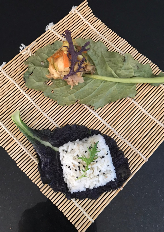 Una foto de Pollo con verduras salteadas al estilo hiriental acompañado de arroz al ajo