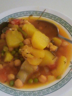 Una foto de Potajito de garbanzos con pollo