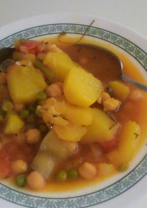 Una foto de Potajito de garbanzos con pollo