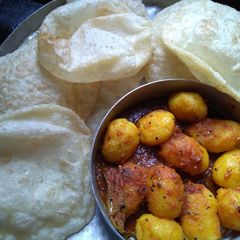A picture of Dum aloo and puri.