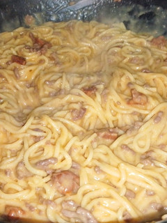 Una foto de Spaghetti a la carbonara con chorizo y carne picada