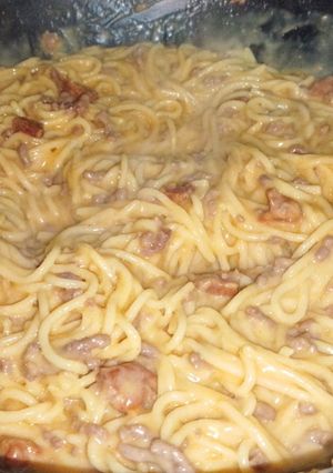 Una foto de Spaghetti a la carbonara con chorizo y carne picada