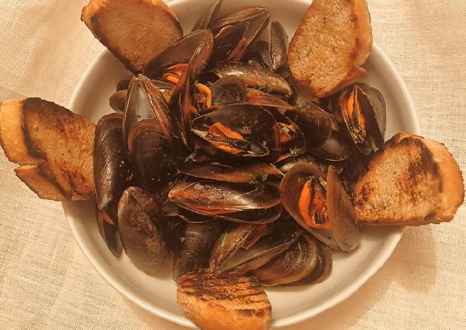 Mussels with white wine, parsley and bread