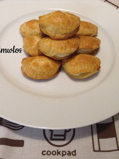A picture of Kourou Dough with Olive Oil - Cheese Pies.