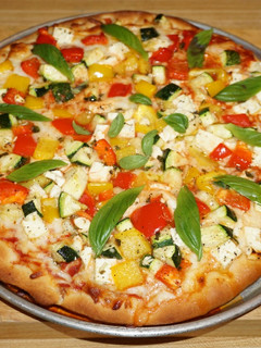 Una foto de PIZZA FOCACCIA CON VEGETALES Y QUESO DE CABRA. JON STYLE