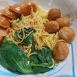Mì trứng trộn cá viên xúc xích