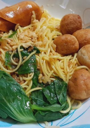 Hình của món Mì trứng trộn cá viên xúc xích.
