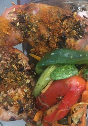 Una foto de 🍗POLLO🍗 ADOBADO CON MIX DE ESPECIAS Y WORK DE VERDURAS🫑🌶🥕🧅🧄