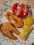 Sencillo de salmón con tomate abierto