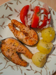Una foto de Sencillo de salmón con tomate abierto
