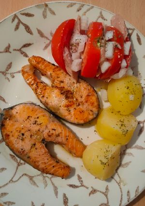 Una foto de Sencillo de salmón con tomate abierto