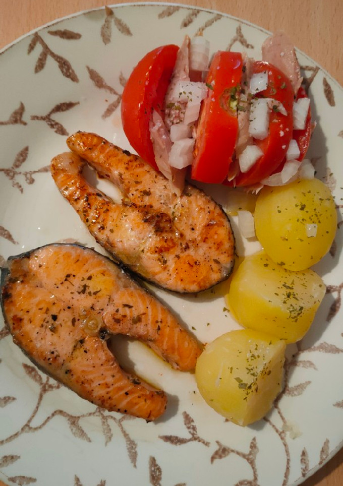 Una foto de Sencillo de salmón con tomate abierto
