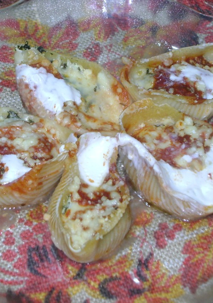 Una foto de Conchiglioni rellenos