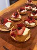 Tortita de frutos rojos, dulce de leche y queso crema