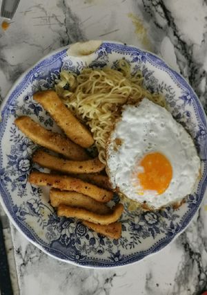 Una foto de Fideos chinos con huevo y rabas