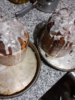 Una foto de Pan dulce masa chocolale. 1 con frutas otro c/ chip de chocolate