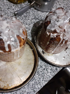Una foto de Pan dulce masa chocolale. 1 con frutas otro c/ chip de chocolate
